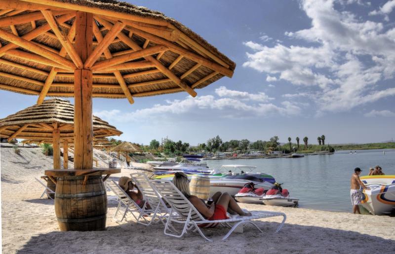 Pirate Cove Resort & Marina Needles Exteriör bild