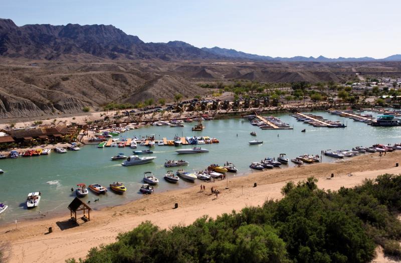 Pirate Cove Resort & Marina Needles Exteriör bild